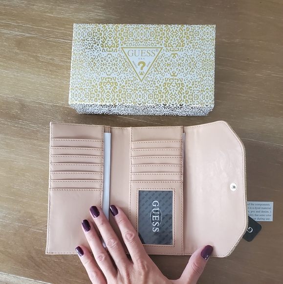 Guess - Picture 3 of 4